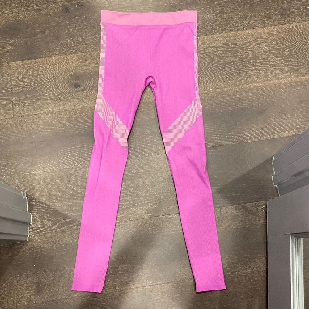 ALO YOGA LEGGINGS. SIZE SMALL